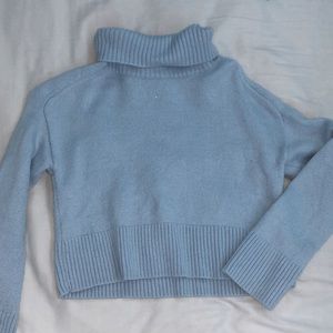 Knitted cropped sweater.